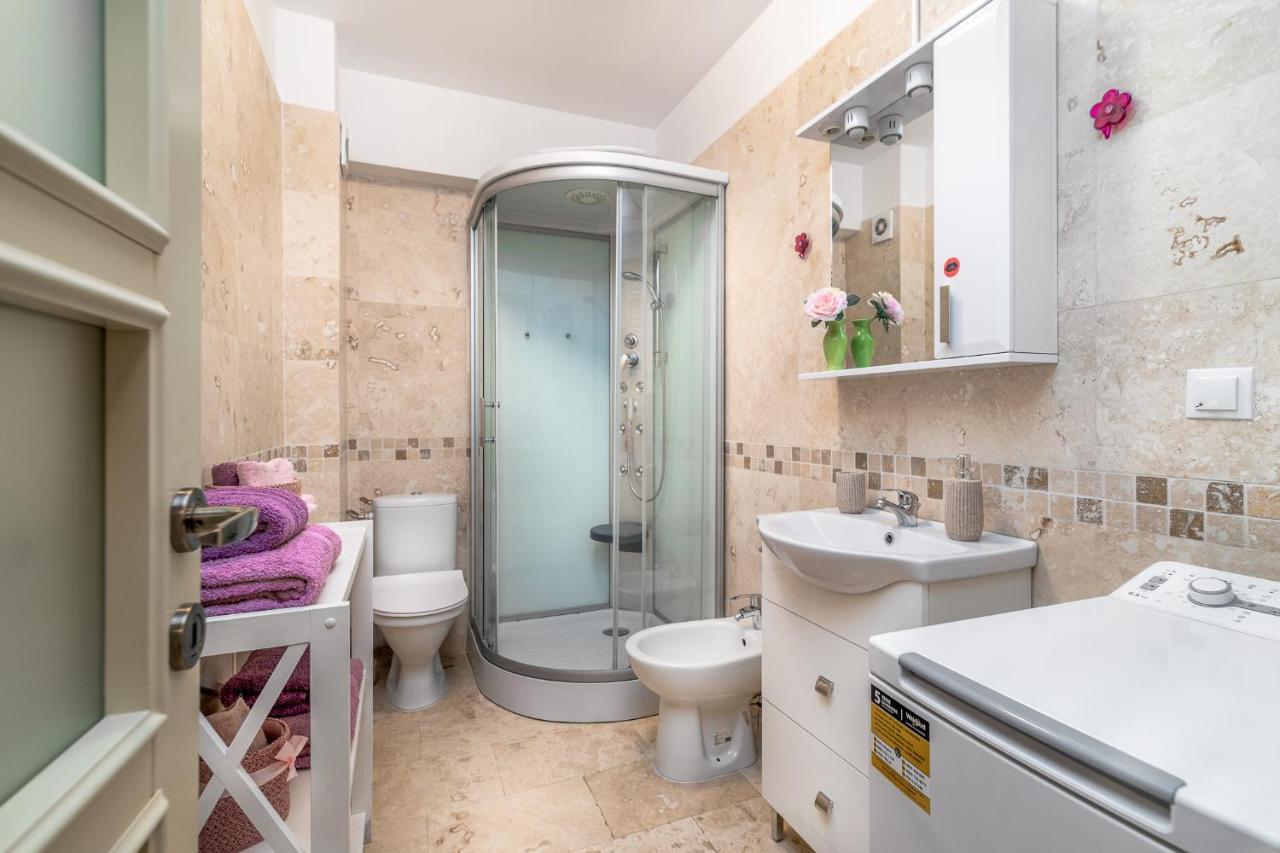 Dreamgarden Airport Apartment & Secure Parking & Airport Shuttle Iasi Extérieur photo